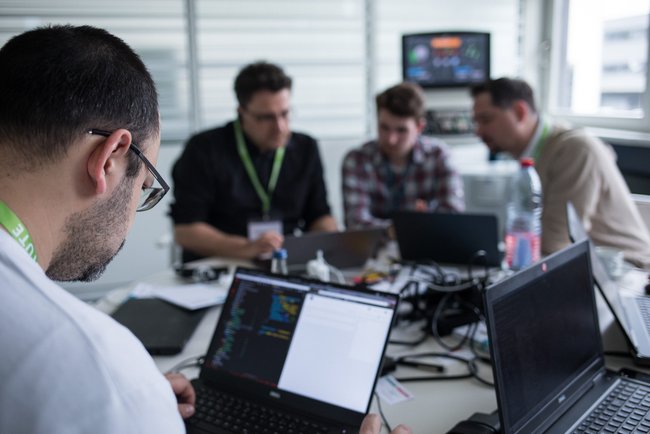 Developers in an interdisciplinary prototype development during a hackathon